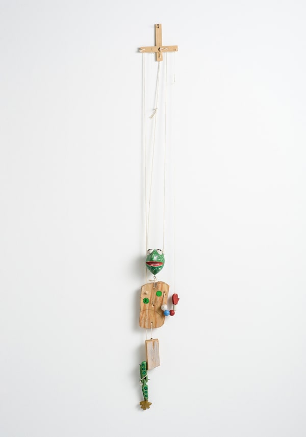 Kermit Puppet, 2018 未焼成の粘土、糸、木、塗料、インク H52.1 × W14.0 × D8.9 cm H20.5 × W5.5 × D3.5 in. クリスティン・モルギン