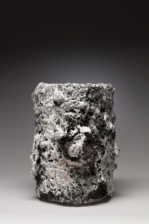 Crucible #2, 2018 陶 H43.2 × W33.1 × D33.1 cm H17 × W13 × D13 in. トニー・マーシュ