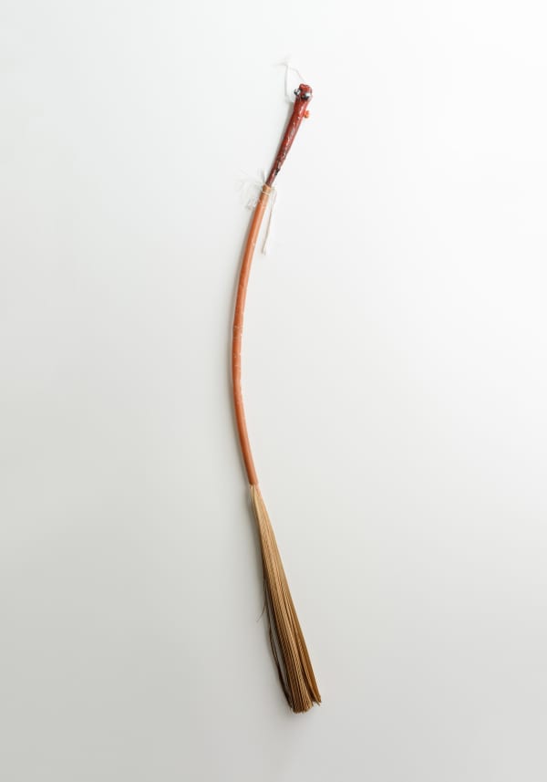 Tube Snake, 2020 陶、プラスチック、ファイバー H126 × W8 × D6 cm H49.6 x W3.1 x D2.3 in. シルヴィ・オーヴレ
