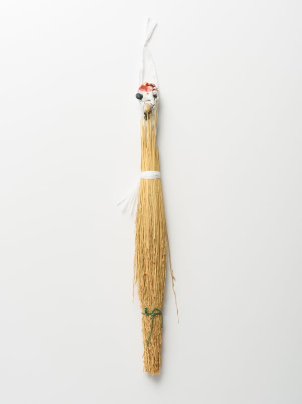 Porcelain Broom, 2021 陶、箒木 H40 × W5 × D5 cm H15.7 × W1.9 × D1.9 in. シルヴィ・オーヴレ