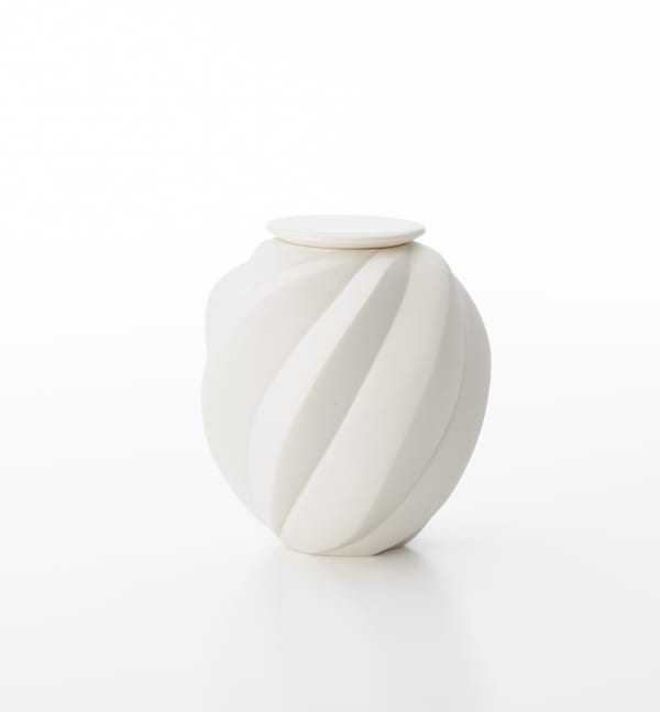 白磁茶器, 2019 磁土 H8 × W8 × D7 cm H3.1 × W3.1 × D2.7 in. 高橋 奈己