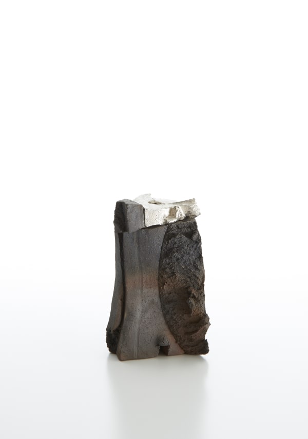 Sculptural Form 炭化銀彩, 2019 陶 H20 × W13.5 × D13.5 cm H7.8 × W5.3 × D5.3 in. 道川 省三