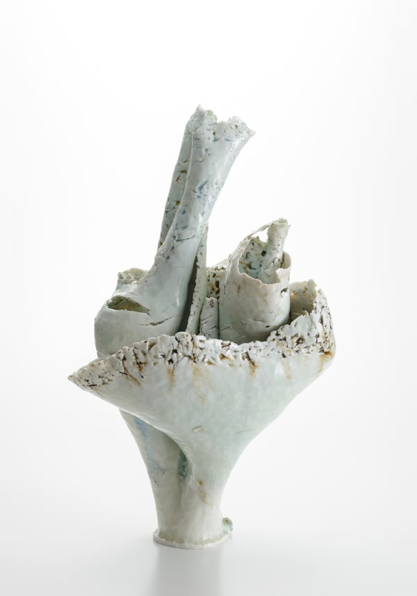Calyx, 2021 磁器 H60 × W25 × D30 cm H23.6 × W9.8 × D11.8 in. 川端 健太郎