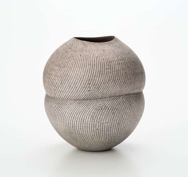 銹陶銀彩壺, 2025 Shutō Ginsai Tsubo, 2025 H25.1 × W22.7 × D20.0 cm H9.8 × W8.9 × D7.8 in.