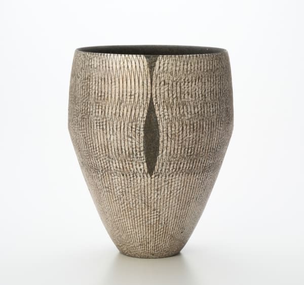 銹変陶銀彩器, 2025 Shuhentō Ginsai Ki, 2025 H31.1 × W25 × D23.6 cm H12.2 × W9.8 × D9.2 in.