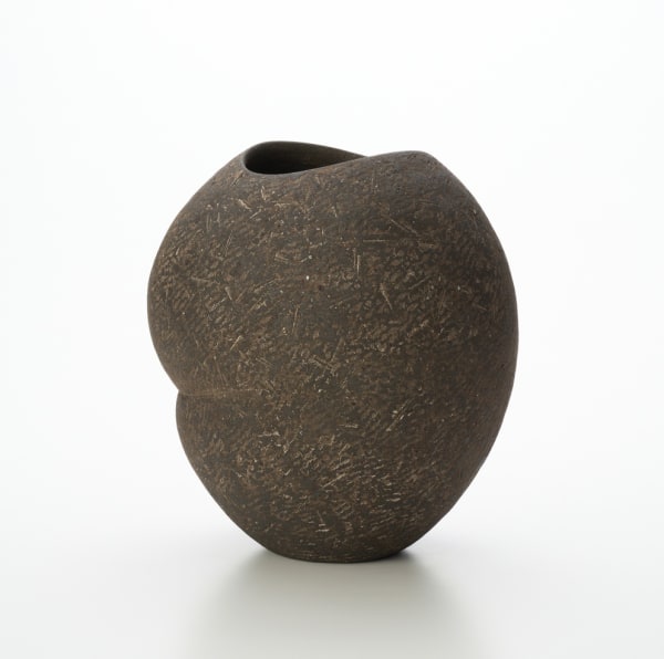 黒銹陶壺, 2025 Kokushutō Tsubo, 2025 H25.7 × W24.3 × D19.8 cm H10.1 × W9.5 × D7.7 in.
