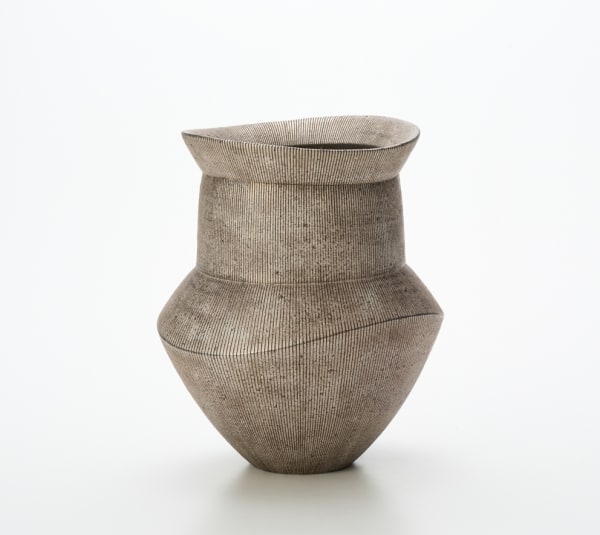 銹陶銀彩壺, 2025 Shutō Ginsai Tsubo, 2025 H22.8 × W19.5 × D16.8 cm H8.9 × W7.6 × D6.6 in.