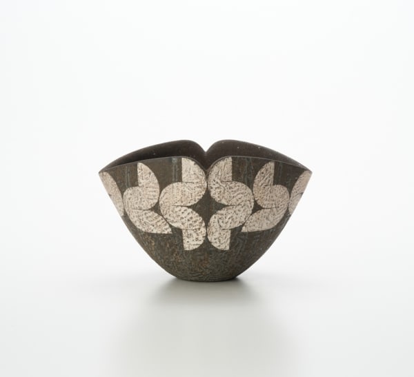 銹変陶銀彩器, 2025 Shuhentō Ginsai Ki, 2025 H12.7 × W20.9 × D17.0 cm H4.9 × W8.2 × D6.6 in.