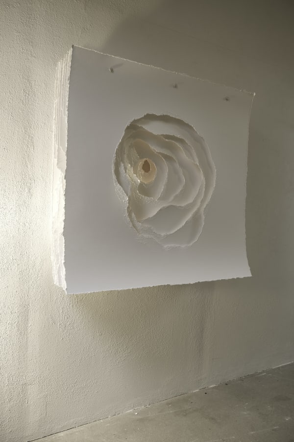 2023-027 Terforation Papier 400 g, gerissen, Halterung aus Metall und Kunststoff paper 400 g, torn, holder made of metal and plastic 120 x 120 x 28 cm copyright by the artist Angela Glajcar photo by Angela Glajcar courtesy of bechter kastowsky galerie