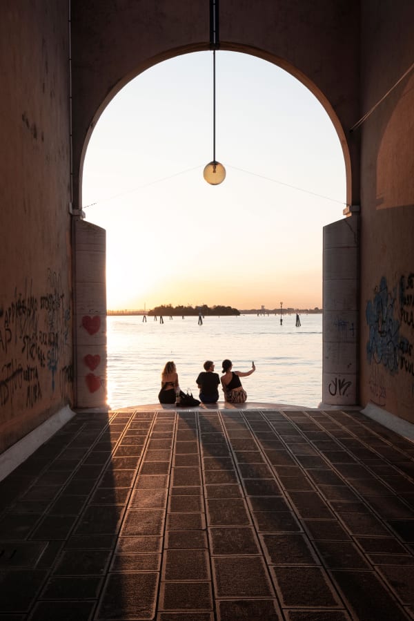 Sonia Aumiller, Selfie mit Torbogen, 2021