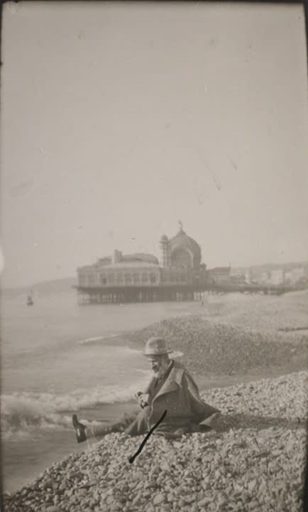 Constantin Brancusi, Constantin Brancusi sur la plage de Nice (au fond le casino de la jetée-promenade), 1928