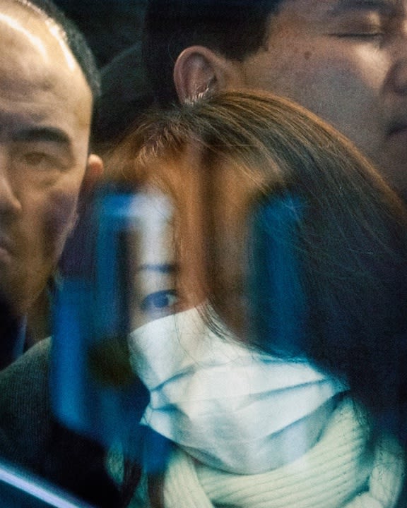 STRIKING PHOTOS SHOW THE REALITY OF THE TOKYO COMMUTE