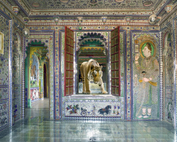 KAREN KNORR | TRANSMIGRATIONS : INDIA SONG ET VILLA SAVOYE