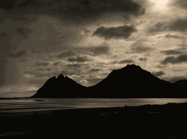 La nuit, le regard se tourne vers la lune et les étoiles, ABBAYE SAINT ANDRÉ - CENTRE D'ART CONTEMPORAIN, MEYMAC, FRANCE