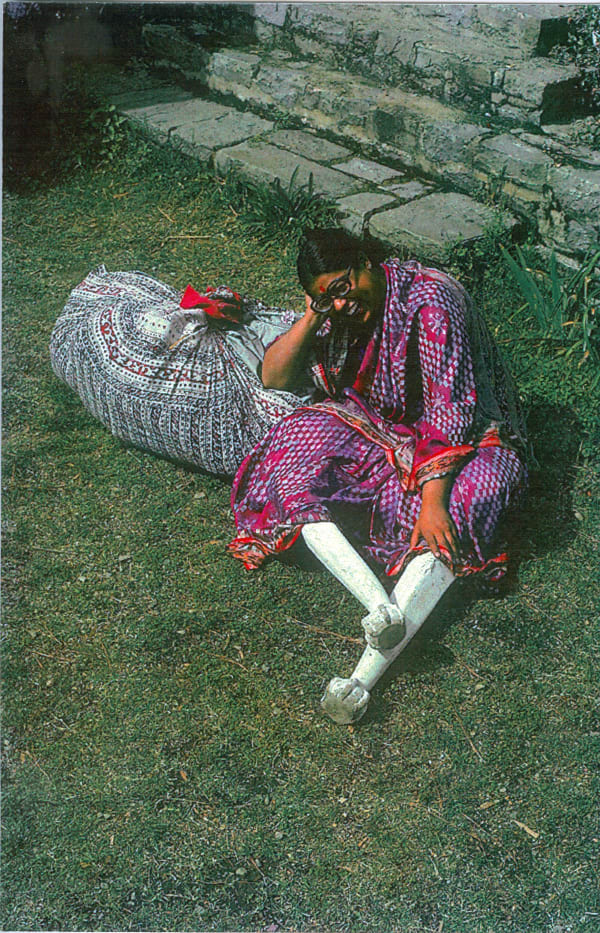 Mukherjee captured in a light, almost playful pose at Ivy Lodge, Kasauli Art Centre, 1977, far removed from her Delhi routine and setting. Courtesy: The Estate of Vivan Sundaram.