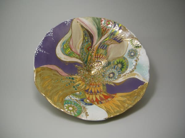 Mayumi Nakamura, No 1. Jizainohana, 2014, glazed porcelain, pigment, and gold, 15 × 15 × 6 11/16 in. (38.1 × 38.1 × 17 cm)