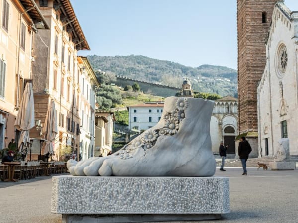 The monumental sculpture "Daisy Foot" in the Piazza del Duomo in Pietrasanta.