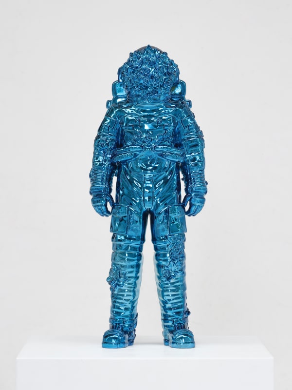 Scultura in marmo raffigurante uno spaceman con la sua tuta riempita di fiori, parte della serie 'Spaceman Shiny Blu' dell'artista Filippo Tincolini. Vista dalla parte anteriore