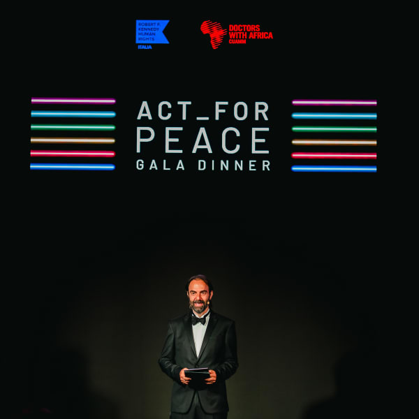 Neri Marcorè sul palco di Act for Peace