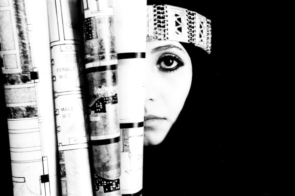 I AM AN INTERIOR DECORATOR | انا مهتدسة ديكور 2005 SILVER GELATIN PRINT| مطبوعة جيلاتن فضية 40 X 50 CM EDITIONS 10 + AP