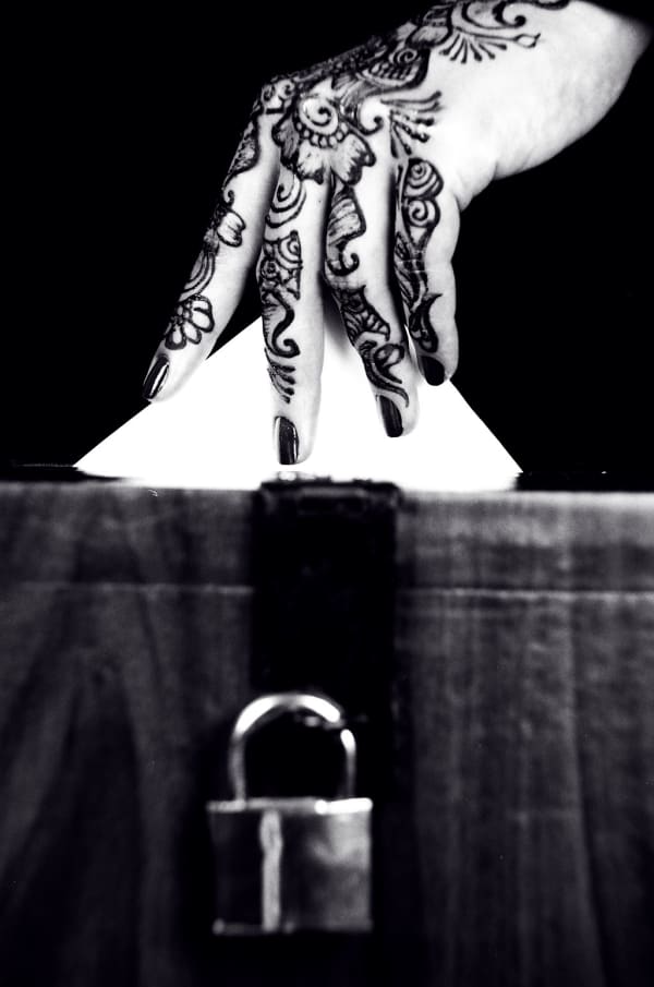 THE CHOICE VI | الإختيار ٦ 2005 SILVER GELATIN PRINT | مطبوعة جيلاتن فضية EDITIONS 10 + AP 50 X 40 CM