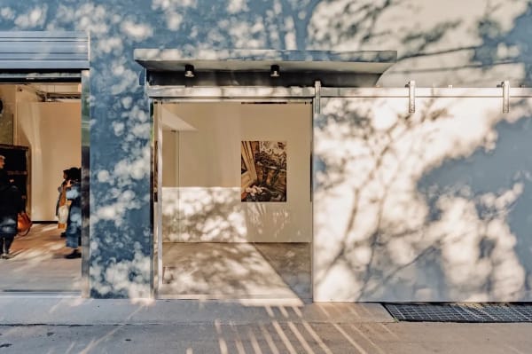 舊鐵廠倉庫新蛻變!「伊日藝術計劃 YIRI ARTS」畫廊策展空間新開幕,5 大藝術空間亮點