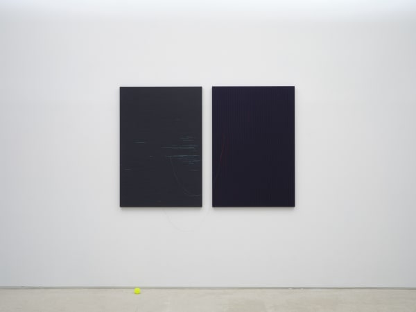 너의 등을 긁는다 Scratching your back, hand-sewn thread drawing on the suit fabric, dimensions variable(117x80cm, 2 panels), 2022