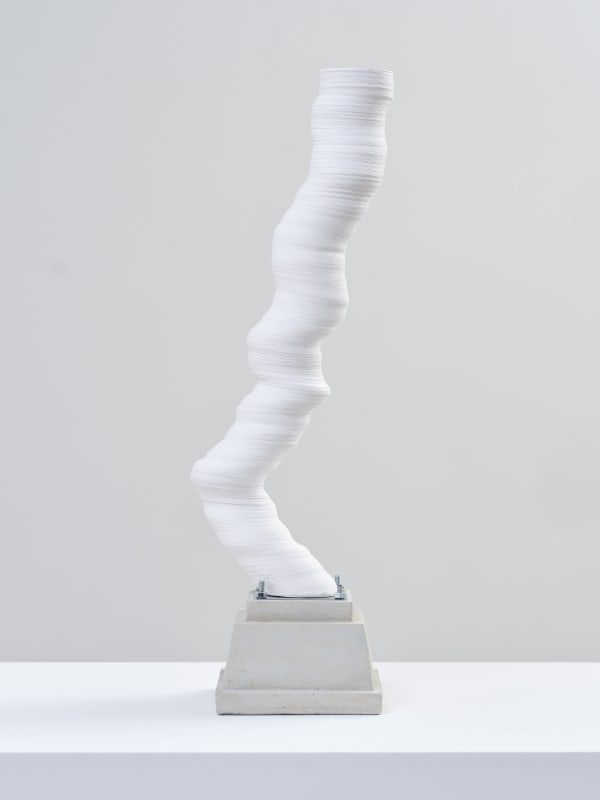 수직 파도 4 (Perpendicular Wave #4), plaster, cement, gesso, acrylic paint, stainless steel plate, bolts, nuts, 16x16x61cm, 2021