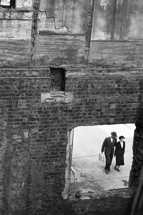 서울 명동 Myeongdong, Seoul, Korea 1956, Toned Gelatin Silver Print, Paper Size 50.8×40.6cm(20×16inch) Image Size 45×30cm(18×12inch), 2021 ©Han Youngsoo Foundation