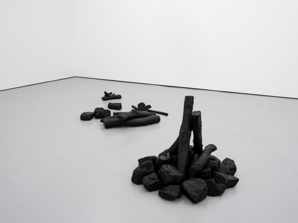 라이언 갠더 Ryan Gander In the very beginning, before words, there were…, 2021 Cold cast bronze, black wax Dimensions variable Edition of 3 (RG 428)