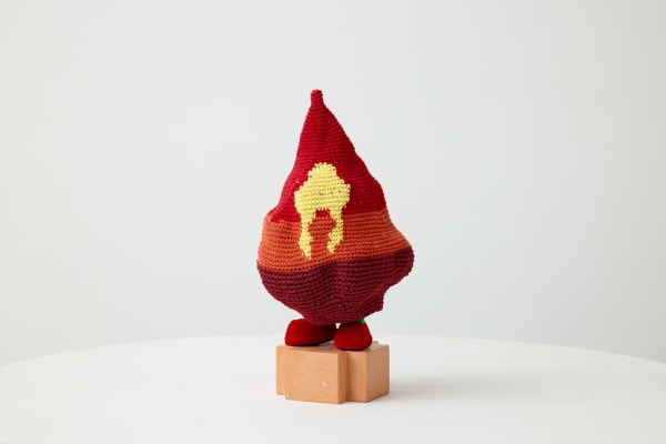 불꽃 댄스 Dance of Flames, 멜로디 인형, 털실 melody doll, yarn, 37×25×24cm, 2025 (제작 도움 정미자 production support Mija Chung)