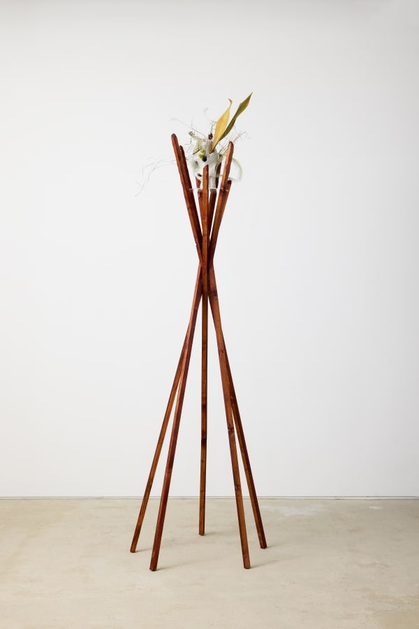 火花甁 Fire Flower Vase, 도자, 드라이플라워 ceramic, dried flowers, 30.5×16×20cm, 2025 (좌대 제작 서지우 pedestal made by Ziu Suh)