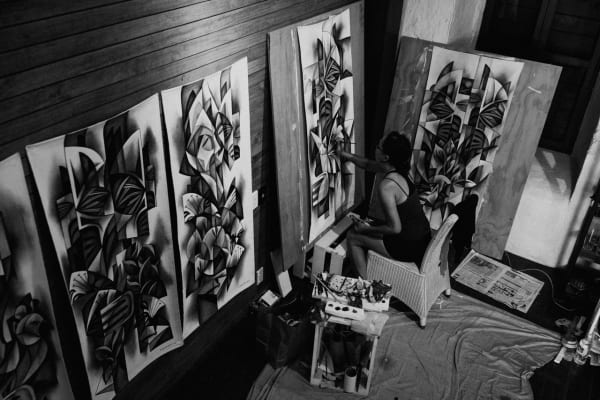 Mahiriki Tangaroa in studio, Rarotonga, 2021. Photo: Julian Zeman.