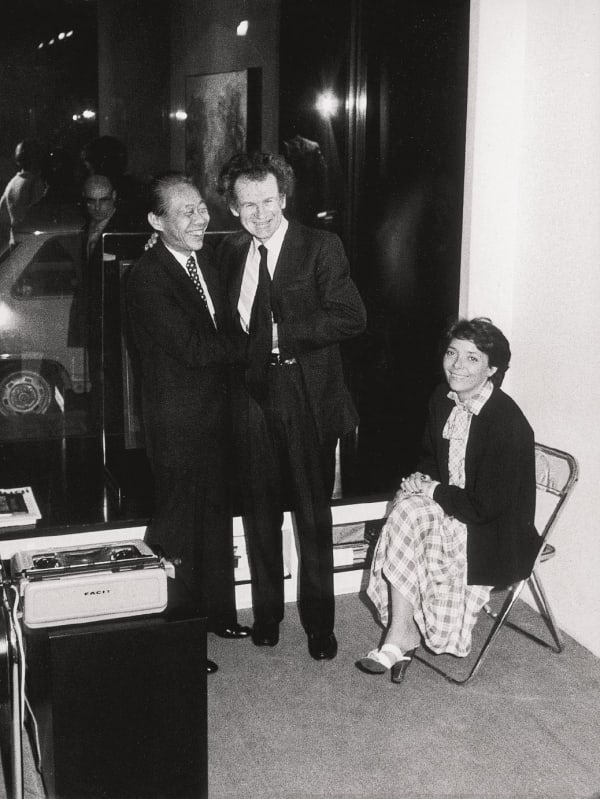 Opening of the exhibition at Galerie Joan Prats in Barcelona in 1976, with Jean Leymarie and Françoise, who the artist would marry the following year. Rights Reserved.