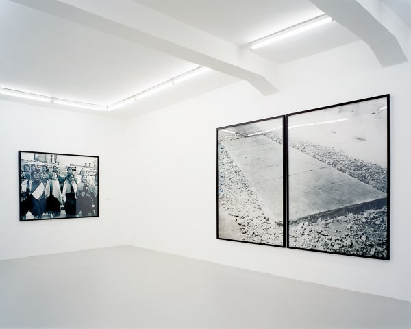 Installation view, Santiago Sierra, Galerie Peter Kilchmann, Limmatstrasse, Zurich, Switzerland, 2001