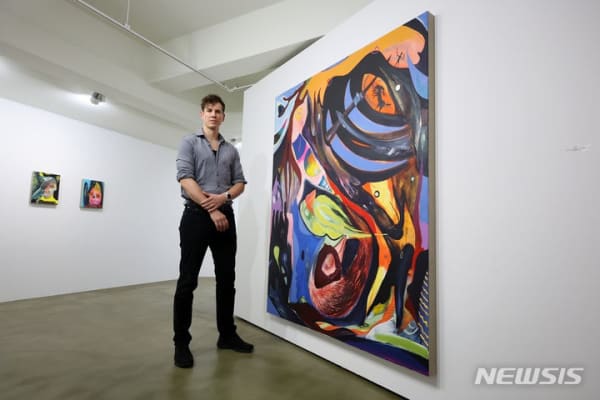 박진희 기자 = 독일 현대미술가 데이비드 레만(David Lehmann)이 12일 서울 강남구 호리아트스페이스에서 초이앤초이 갤러리, 호리아트스페이스와 아이프미술경영이 공동으로 주최하는 개인전 '사랑은 죽음보다 뜨겁다(Love is hotter than death)' 기자간담회에서 포즈를 취하고 있다.