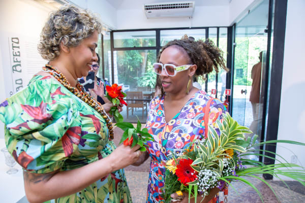 Encontro para receber e pintar flores