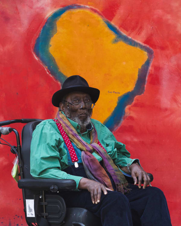 Frank Bowling in front of September, 2025. Courtesy of Frank Bowling Studio