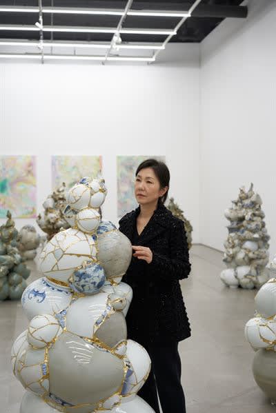 Yee Soo-kyung's aesthetic journey through broken ceramic shards, illusory rose garden
