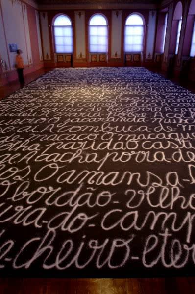 "Por fundo de todos os matos, amém!" de Liliane Dardot. Museu Mineiro, 2006. Foto Luiz Henrique Vieira