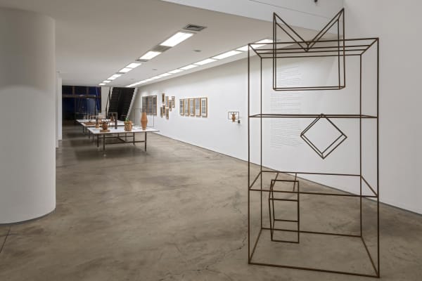 Visão parcial da exposição Evite Acidentes de Raul Mourão. Foto: Daniel Mansur