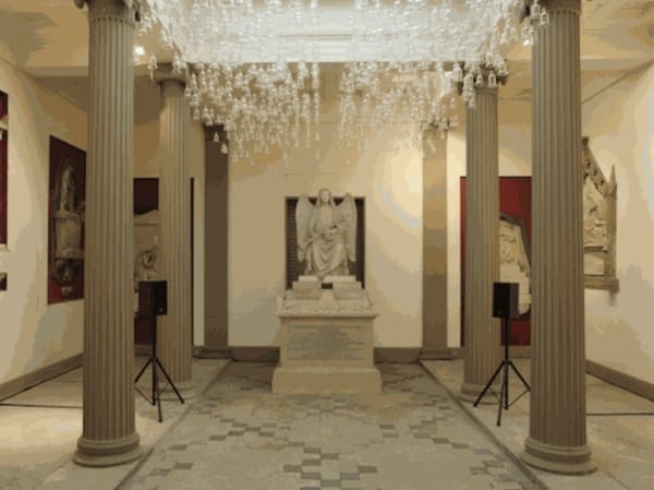 O Templo dos Mil Sinos por Laura Belém. Capela do cemitério de St. James em Liverpool, Inglaterra