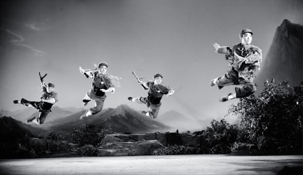 Yanweicai leading army into field of enemy, Still of Modern Opera--Qixi Baihutuan , Changchun Film Studio 严伟才率军飞越前进冲入敌阵,现代京剧《奇袭白虎团》剧照黑白片,长春电影制片厂, ZHANG Yaxin 张雅心, 1973, Photography 摄影, 42 x 72 cm