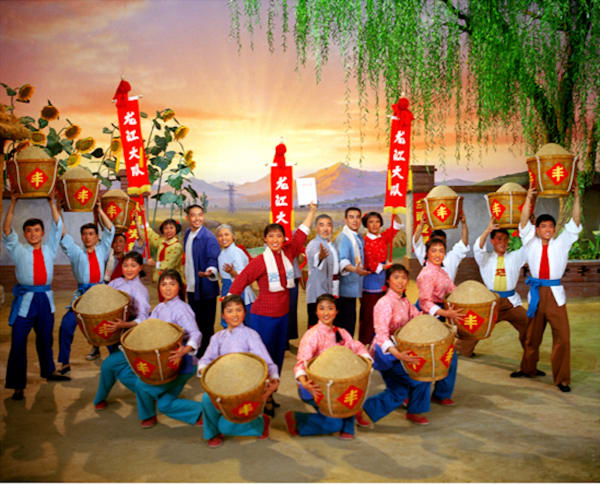 Victory in flood-fight result in a harvest, Still of Modern Opera-Longiangsong, Beijing Film Studio 战胜洪水获得大丰收,现代京剧 《龙江颂》剧照,北京电影制片厂, ZHANG Yaxin 张雅心, 1972, Photography 摄影