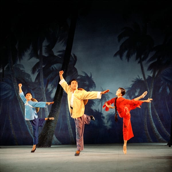 Met on the way, Still of Modern Ballet--Hongse Niangzijun , Beijing Film Studio路遇,现代舞剧《红色娘子军》剧照,北京电影制片厂, ZHANG Yaxin 张雅心, 1973, Photography 摄影