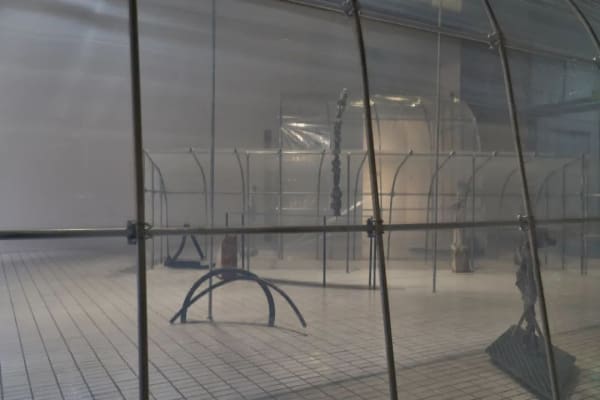 “张如怡：低声细语”展览现场，2022。图片由UCCA尤伦斯当代艺术中心提供，摄影：孙诗。Installation view of “Zhang Ruyi: Speaking Softly ,” 2022. Photograph by Sun Shi, courtesy UCCA Center for Contemporary Art.