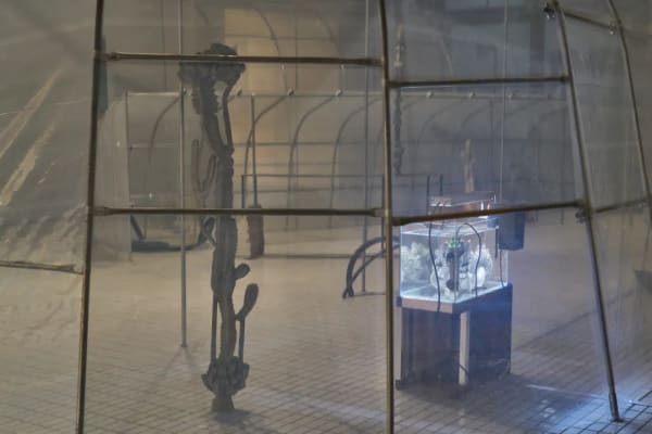 “张如怡：低声细语”展览现场，2022。图片由UCCA尤伦斯当代艺术中心提供，摄影：孙诗。Installation view of “Zhang Ruyi: Speaking Softly ,” 2022. Photograph by Sun Shi, courtesy UCCA Center for Contemporary Art.