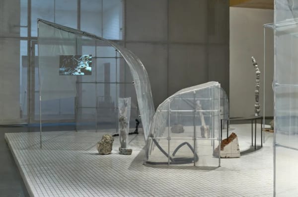 “张如怡：低声细语”展览现场，2022。图片由UCCA尤伦斯当代艺术中心提供，摄影：孙诗。Installation view of “Zhang Ruyi: Speaking Softly ,” 2022. Photograph by Sun Shi, courtesy UCCA Center for Contemporary Art.