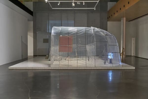 “张如怡：低声细语”展览现场，2022。图片由UCCA尤伦斯当代艺术中心提供，摄影：孙诗。Installation view of “Zhang Ruyi: Speaking Softly ,” 2022. Photograph by Sun Shi, courtesy UCCA Center for Contemporary Art.