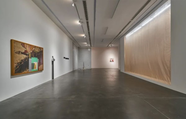 “张如怡：低声细语”展览现场，2022。图片由UCCA尤伦斯当代艺术中心提供，摄影：孙诗。Installation view of “Zhang Ruyi: Speaking Softly ,” 2022. Photograph by Sun Shi, courtesy UCCA Center for Contemporary Art.